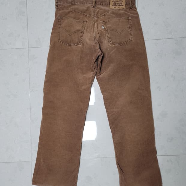 리바이스 508 골덴바지 통큰 일자핏 34w 34L

허리30

통 넓은