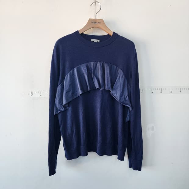 코스 프릴 장식 네이비 니트