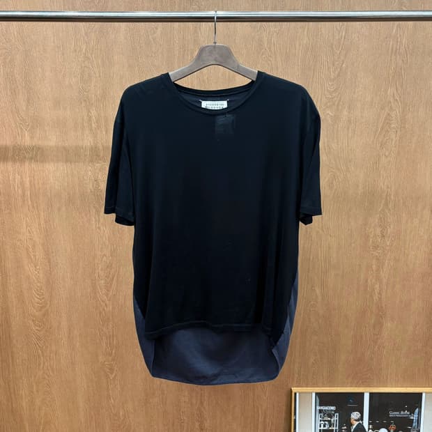 메종 마르지엘라 반팔 티셔츠 차콜 배색 하이 로우 밑단 후면 핀턱 블랙