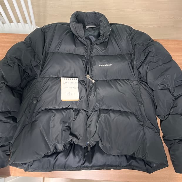 발렌시아가 c컬 패딩 18FW