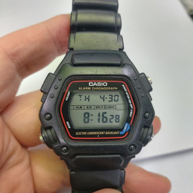 블랙 색상의 카시오 지샥 손목시계
