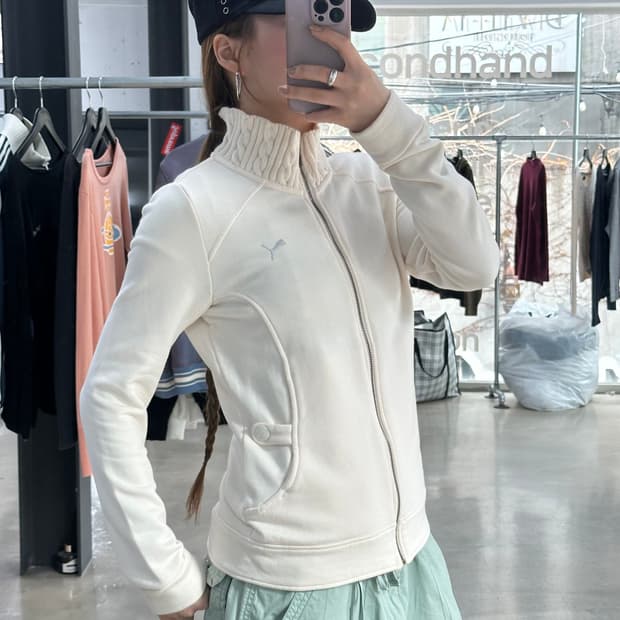 퓨마 꽈배기 버튼 하이넥 스웻자켓