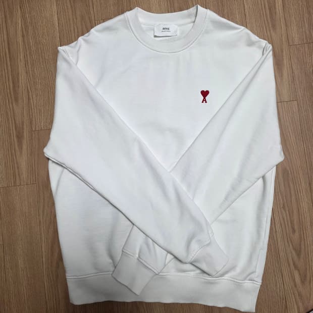 L) 아미 스몰하트 자수 로고 맨투맨 / e22usw001.730