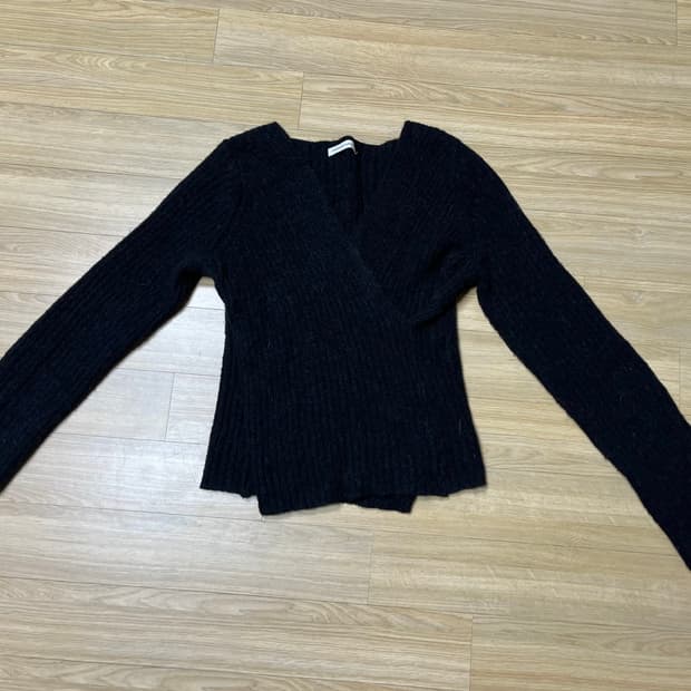 UNDERSTANDING 언더스탠딩 베이비알파카 브이넥 랩 니트