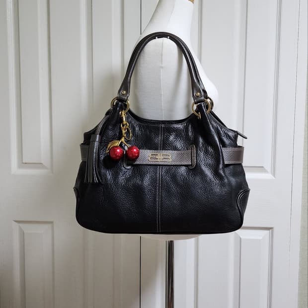 #희귀템) (Balenciaga) 클래식 BB 모노그램 엠보스드 레더 숄