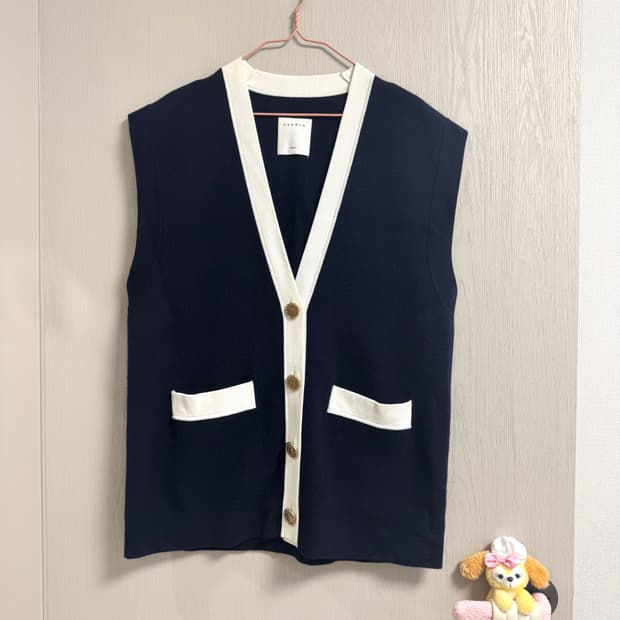 산드로 클래식 골드버튼 니트 베스트