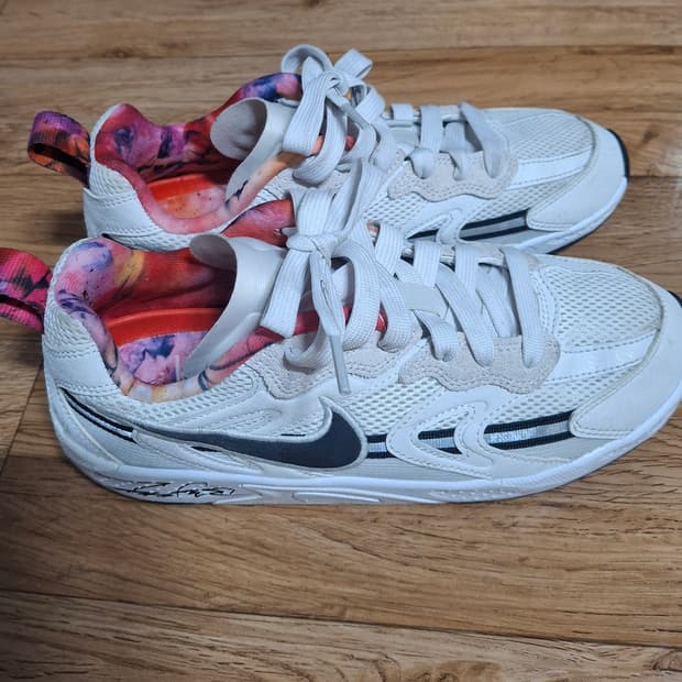 나이키 여성 퓨추라잼트레인 일렉트릭 245