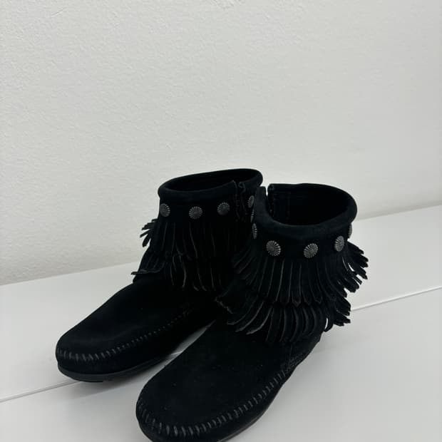Minnetonka 프린지 부츠 스웨이드