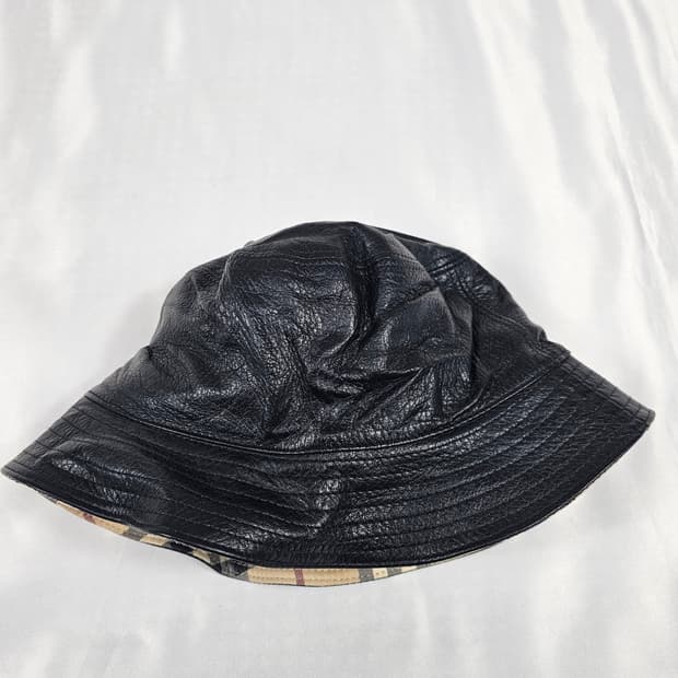 버버리레더버킷햇