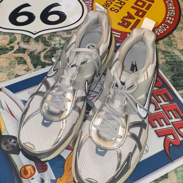 나이키 NIKE V2K 메탈릭 실버 