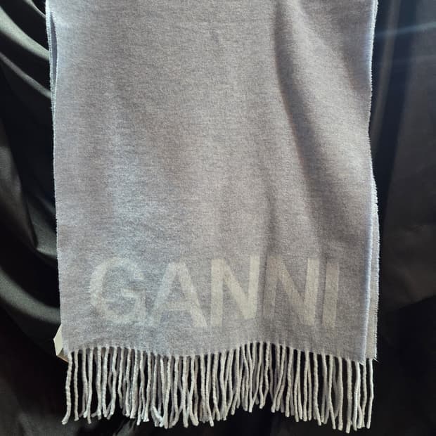 GANNI 가니 로고 프린지 머플러