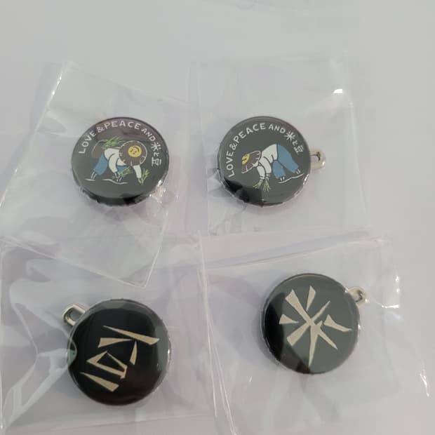 평범한 데님에 생기를, 캐피탈(KAPITAL) 핀 버튼 세트