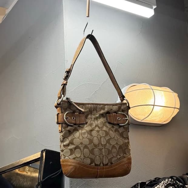 코치 모노그램 레더 숄더백 베이지 브라운 y2k