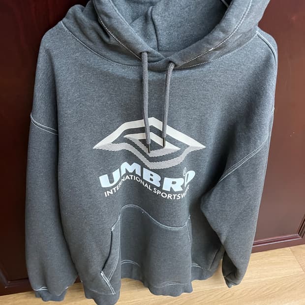 엄브로 크리스피 타슬란 차콜 후드