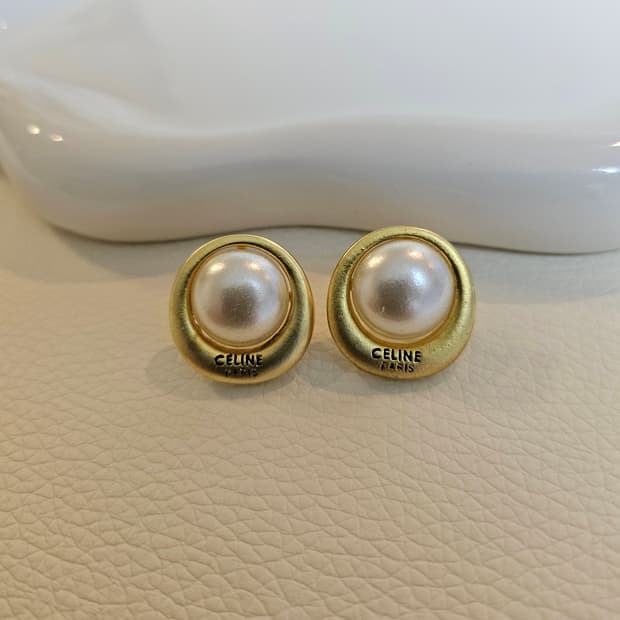 셀린느 앤틱진주단추 귀걸이