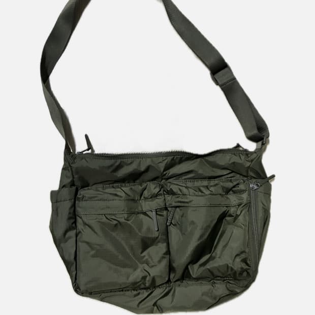 유니클로 멀티포켓 숄더백 올리브 (실착 3회)