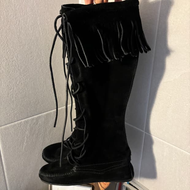 미네통카 레이스업 프린지 스웨이드 부츠