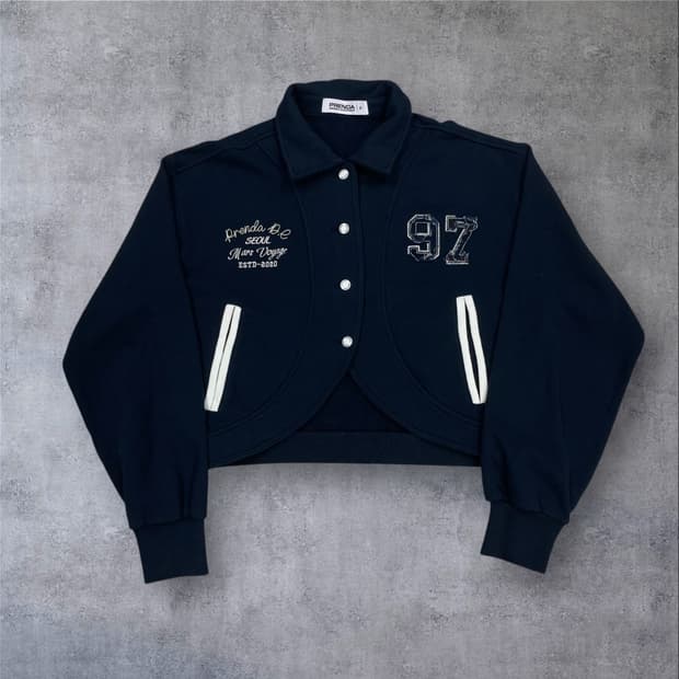 프렌다 네이비 컬러 코튼 크롭 바시티 자켓