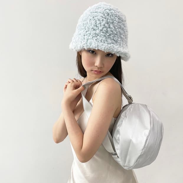 콜로신스 글로시 펌킨 크로스백 실버