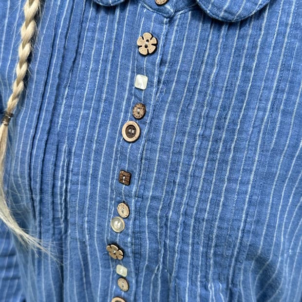 스트라이프 우드버튼 블라우스