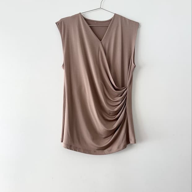 Shirring asymmetric basic sleeve