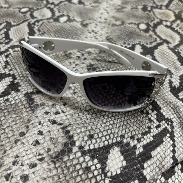 “Vintage” Gothic Detail White sunglasses