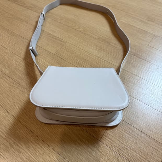 코스 레더 크로스백