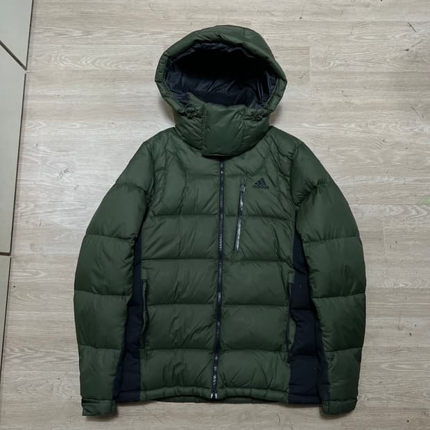 아디다스 덕다운 퍼포먼스 로고 후드 패딩 점퍼 [카키] M/95