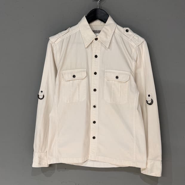 캐서린 햄넷 화이트 디테일 셔츠