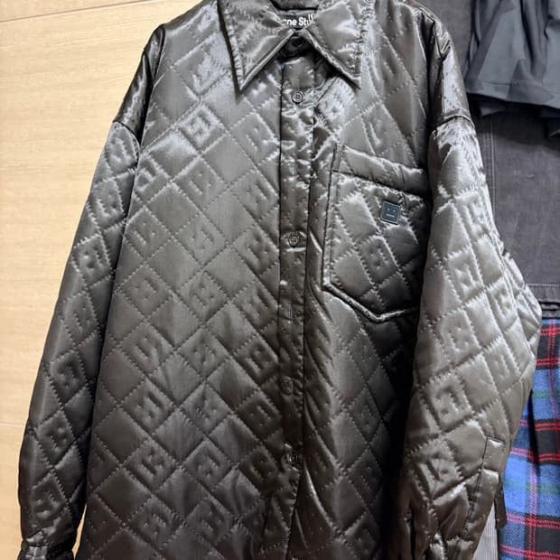 아크네 퀼팅 새틴 자켓