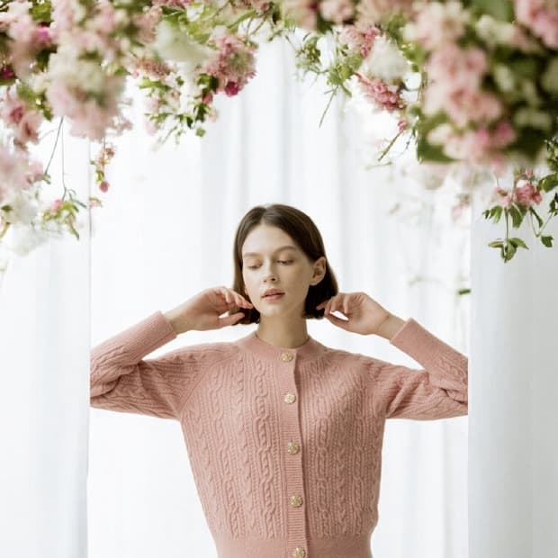 헤지스 울캐시미어 혼방/ 코럴 비즈장식 여성가디건 90/정가 33만원