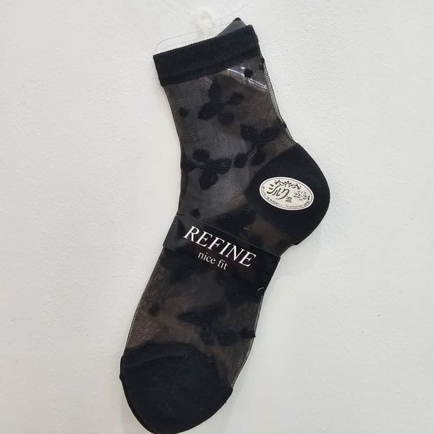 REFINE 실크 혼방 체리 블랙 시스루  삭스