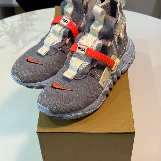 [260] 나이키 스페이스 히피 03 배스트 그레이 하이퍼 크림슨 ​ 1