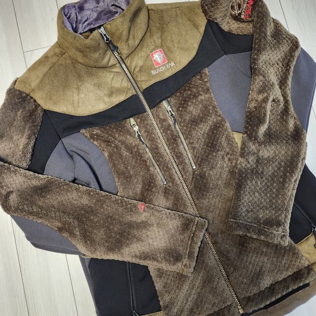 블랙야크 본딩 플리스 하이브리드 미드레이어형자켓 사이즈100

녹색빛깔 