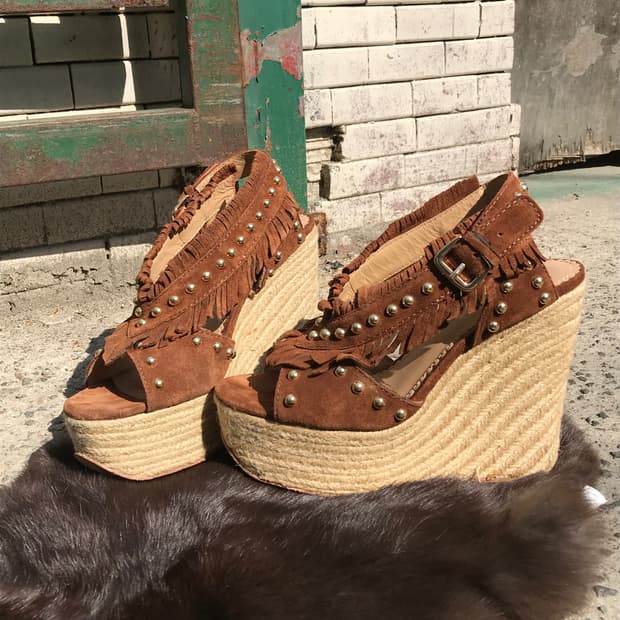 ASH BALI 프린지 골드 스터드 웨지힐 샌들