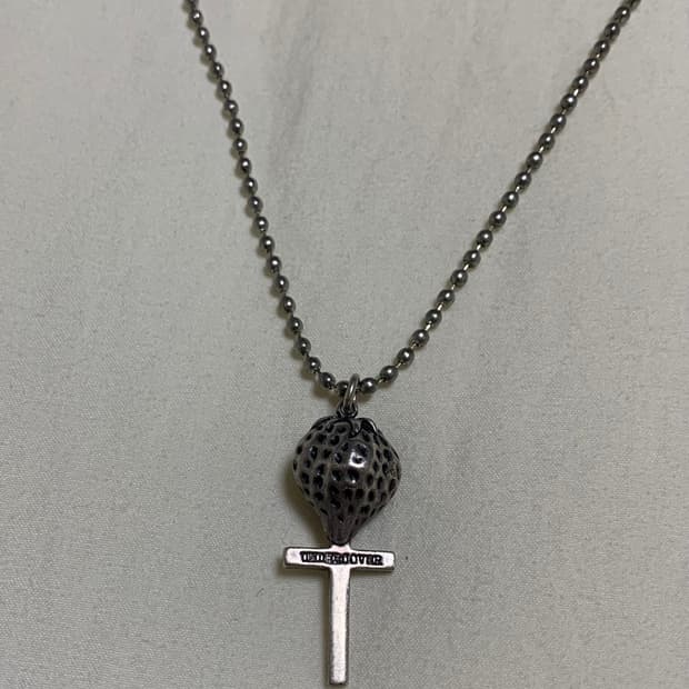 언더커버 아카이브 스트로베리 크로스 목걸이