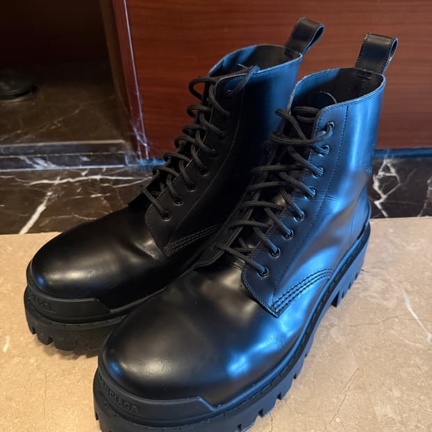 발렌시아가 스트라이크 컴뱃 부츠 42 팝니다