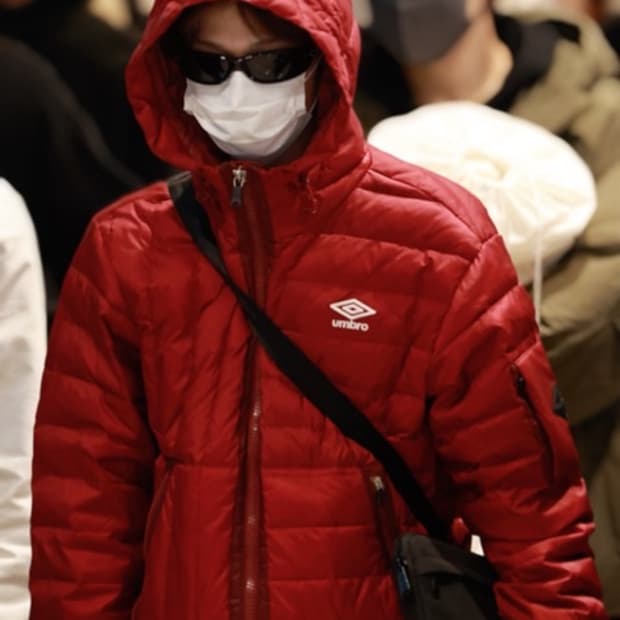 엄브로 캐주얼스 경량 구스다운 자켓레드 경량패딩 구해요