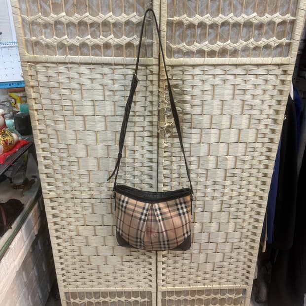 정품 버버리 노바체크 크로스백 팝니다