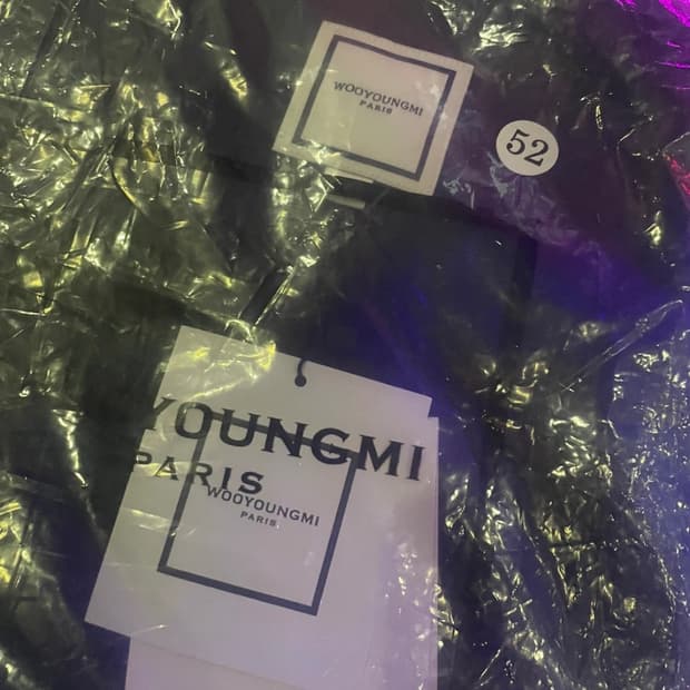 우영미 24ss 젤리피쉬 백 로고 티셔츠 블랙