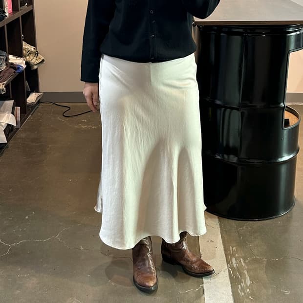 아이보리 새틴 롱 스커트