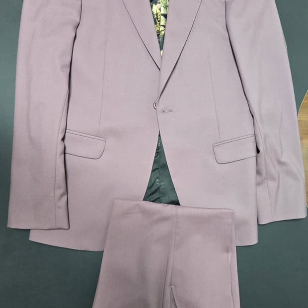 러블리한 Alexander McQueen 수트
