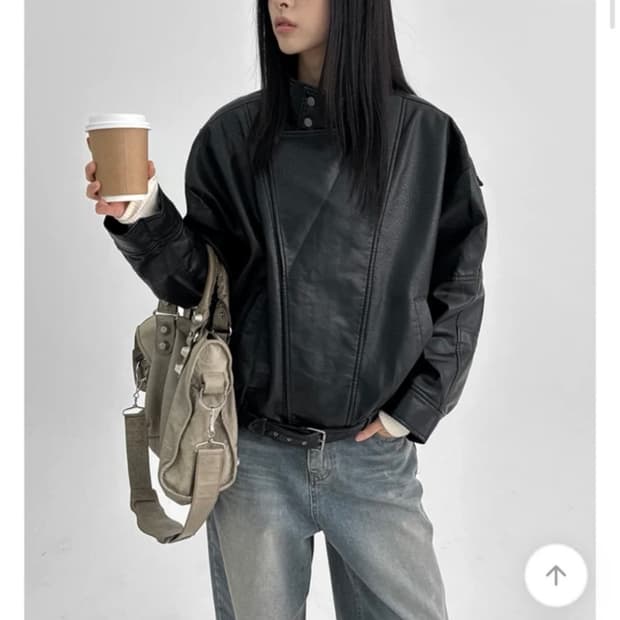 블랙업 하이넥 언발 레더 점퍼