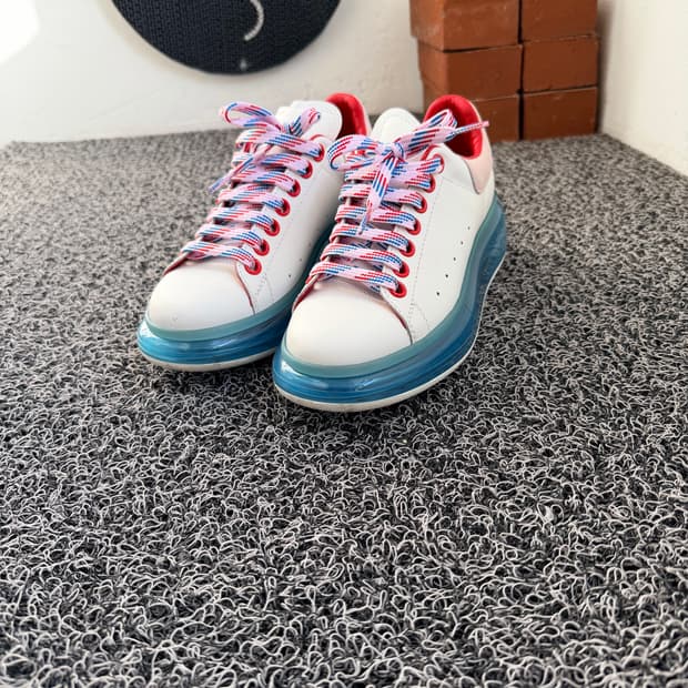 알렉산더 맥퀸 투명 에어솔 스니커즈 (화이트/블루)