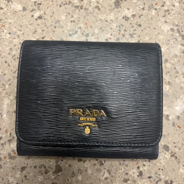 프라다 금장 사피아노 지갑 블랙