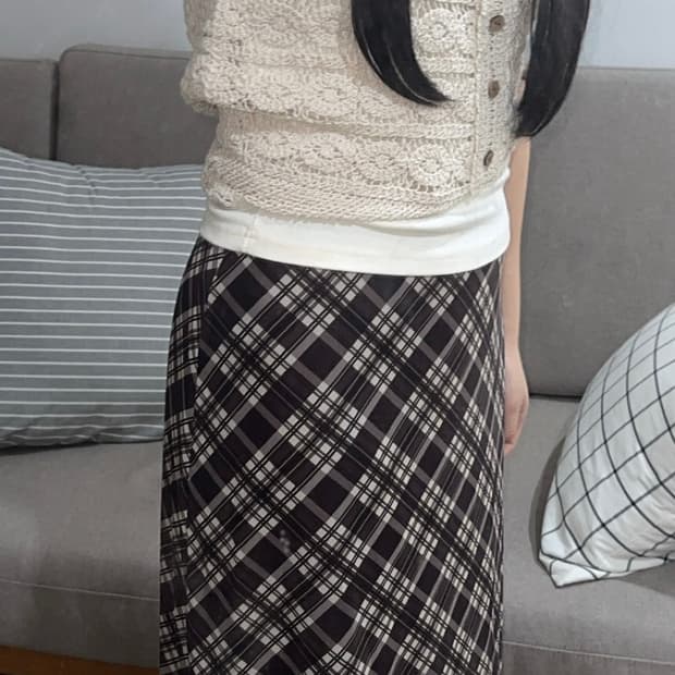 체크치마 + 니트조끼 + 반팔