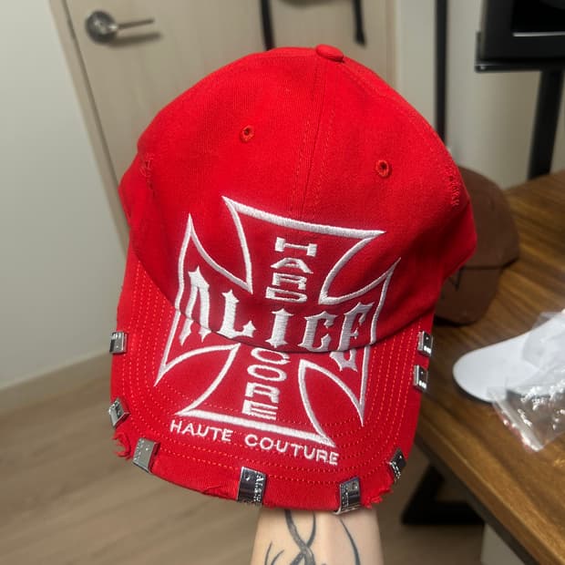 Alice hollywood moto couture cap  (red)