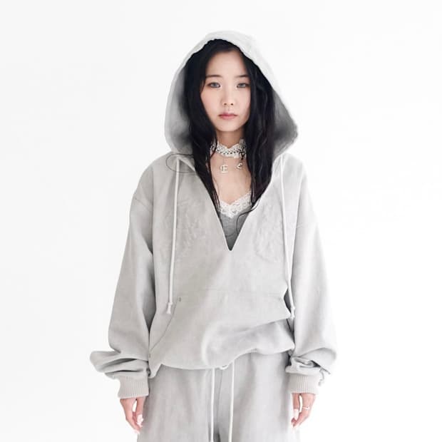 fa.erie 페어리 embroidery 브이넥 후디