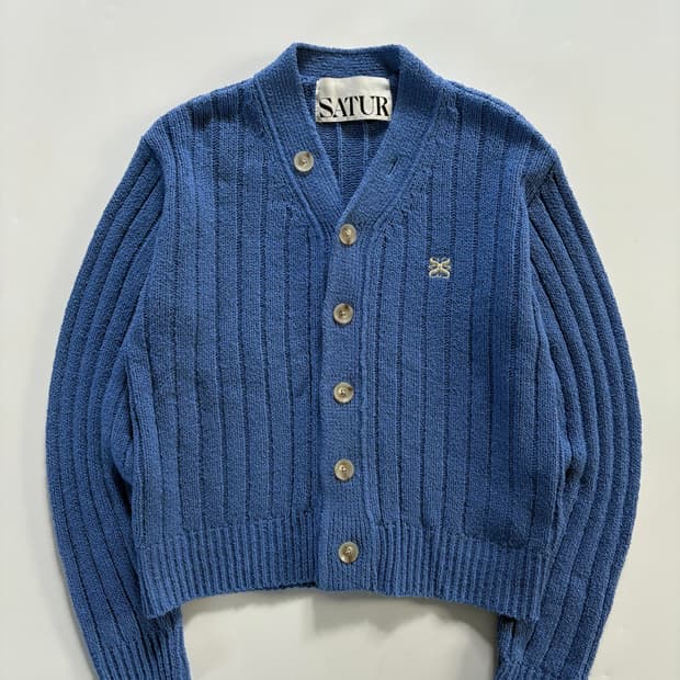 SATUR 새터 블루컬러 버튼 가디건