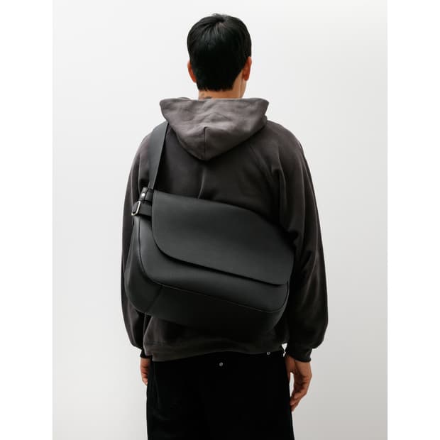 25aw L.HEFNER LEATHER POSTMAN BAG